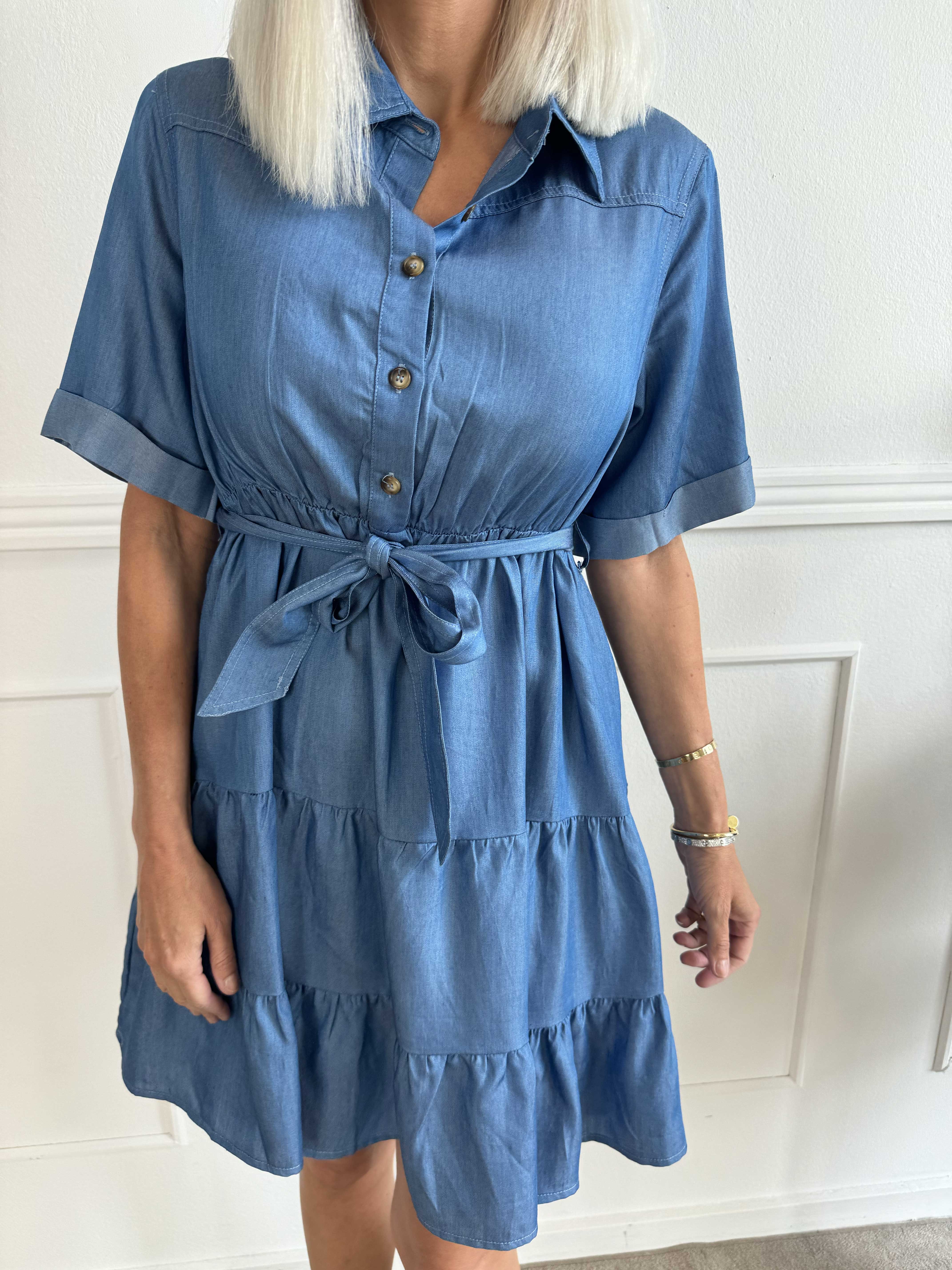 Kaija - Sød kort kjole i denim med lag på lag look